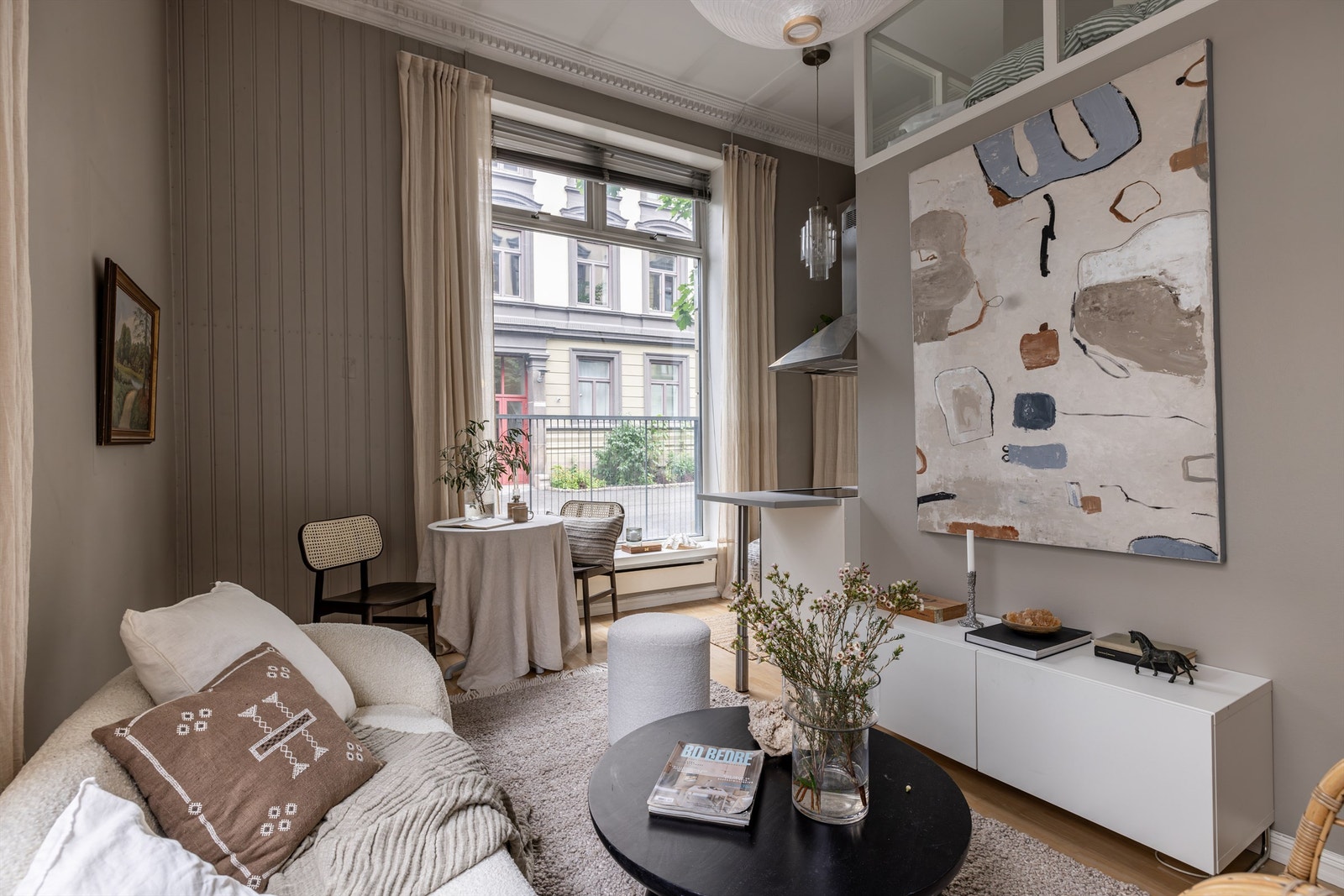 Stuen gir en lun og komfortabel romfølelse og er enkel å innrede med naturlige områder til sofagruppe, spisebord og kjøkken. Galleribilde