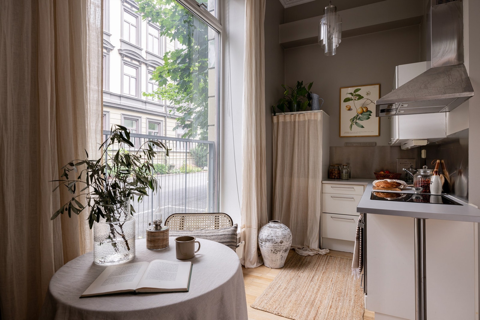 Naturlig plassering av spisebord i tilknytning til kjøkkenet som gir et fint skille mellom stue og kjøkken. Galleribilde