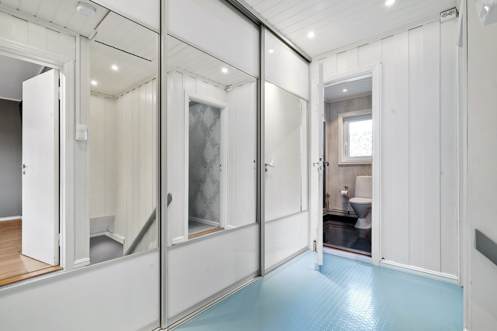 Skyvedørsgarderobe i trappegangen i 2. etasje Galleribilde