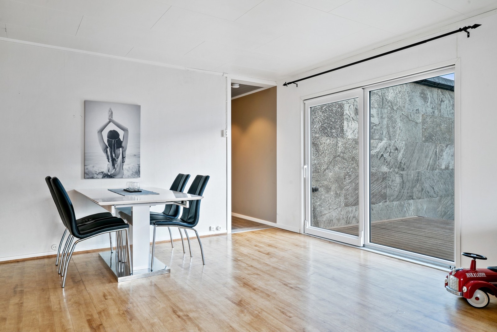 Spiseplass og utgang til en stor uteplass Galleribilde
