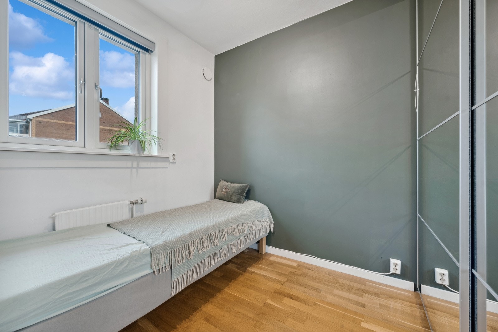 Praktisk soverom med plass til seng og garderobeskap. Galleribilde