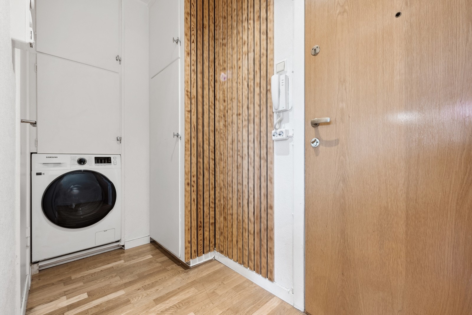 Opplegg for vaskemaskin og godt med garderobeplass i gangen. Galleribilde