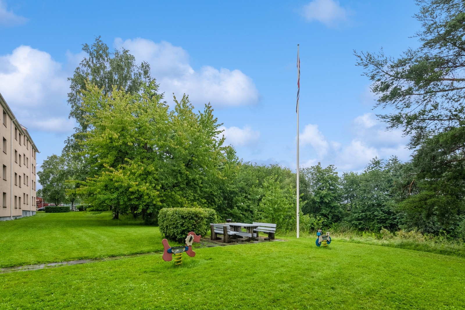 Nordtvedtbekken Borettslag har flotte og opparbeidede grøntarealer som tar seg godt ut. På sommerstid blir grøntarealene velstelt og det blir satt ut koselige sittegrupper til beboerne. Galleribilde