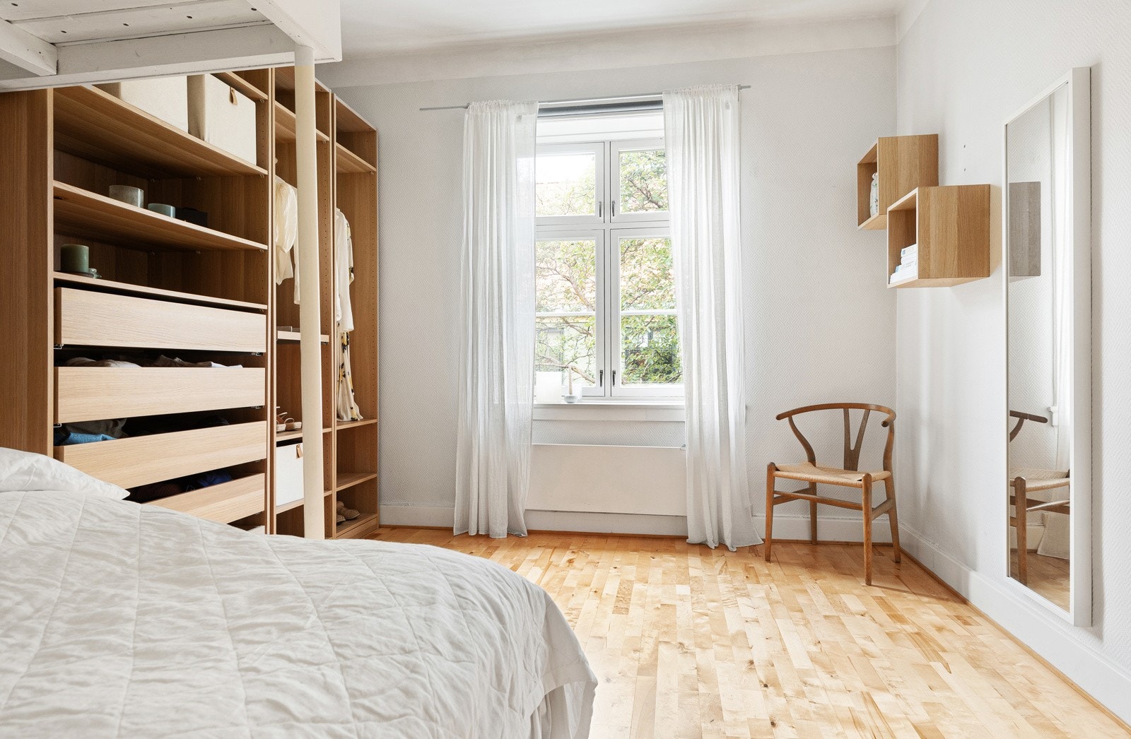 Plass til hyggelig krok hvor du kan ha kontormøbler eller lage deg en koselig lesekrok. Galleribilde