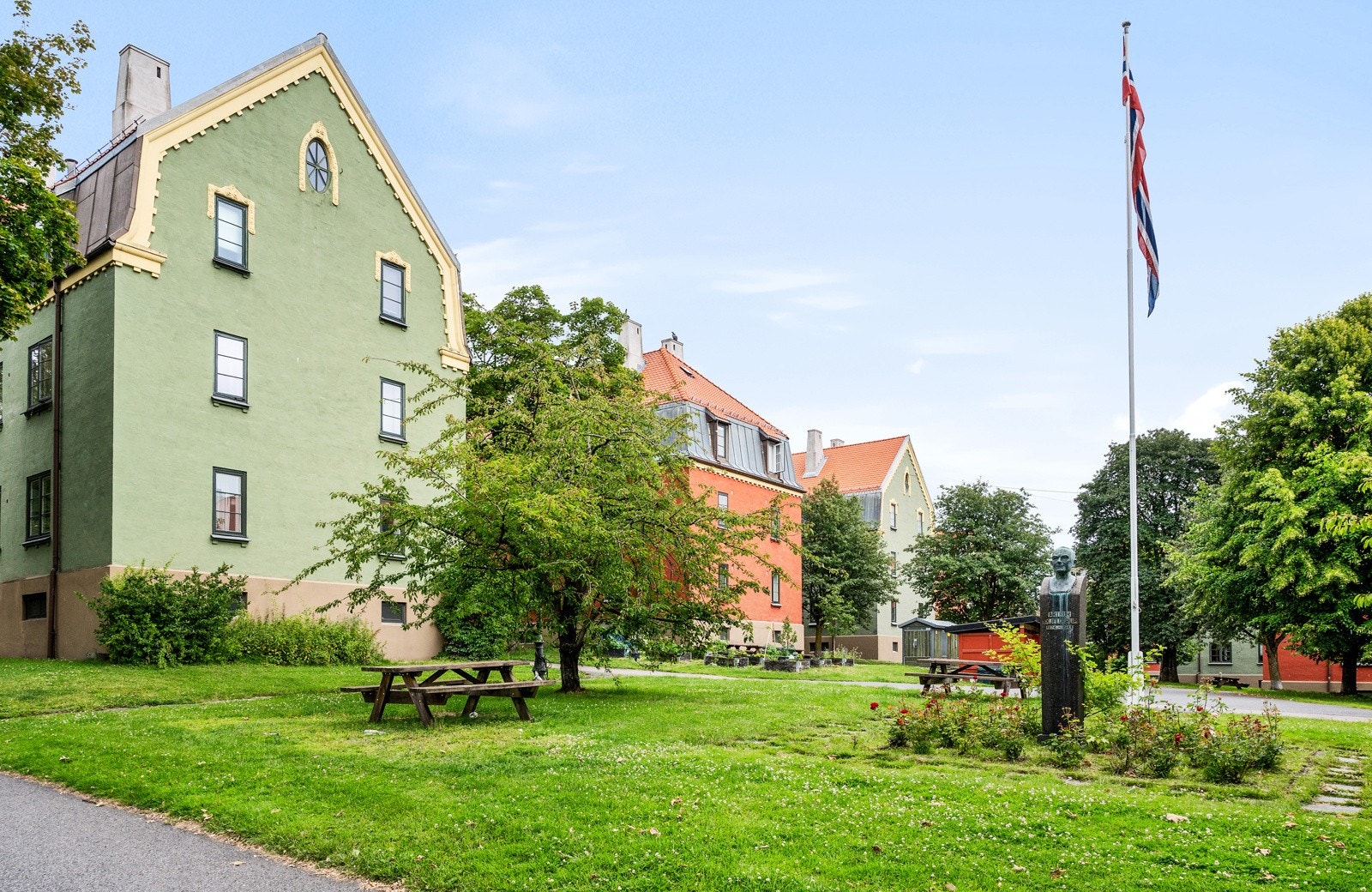 Store, flotte, felles parkområder som ligger rett utenfor leiligheten - her er det benker/bord og griller m.m. Bare å nyte fine dager. Galleribilde