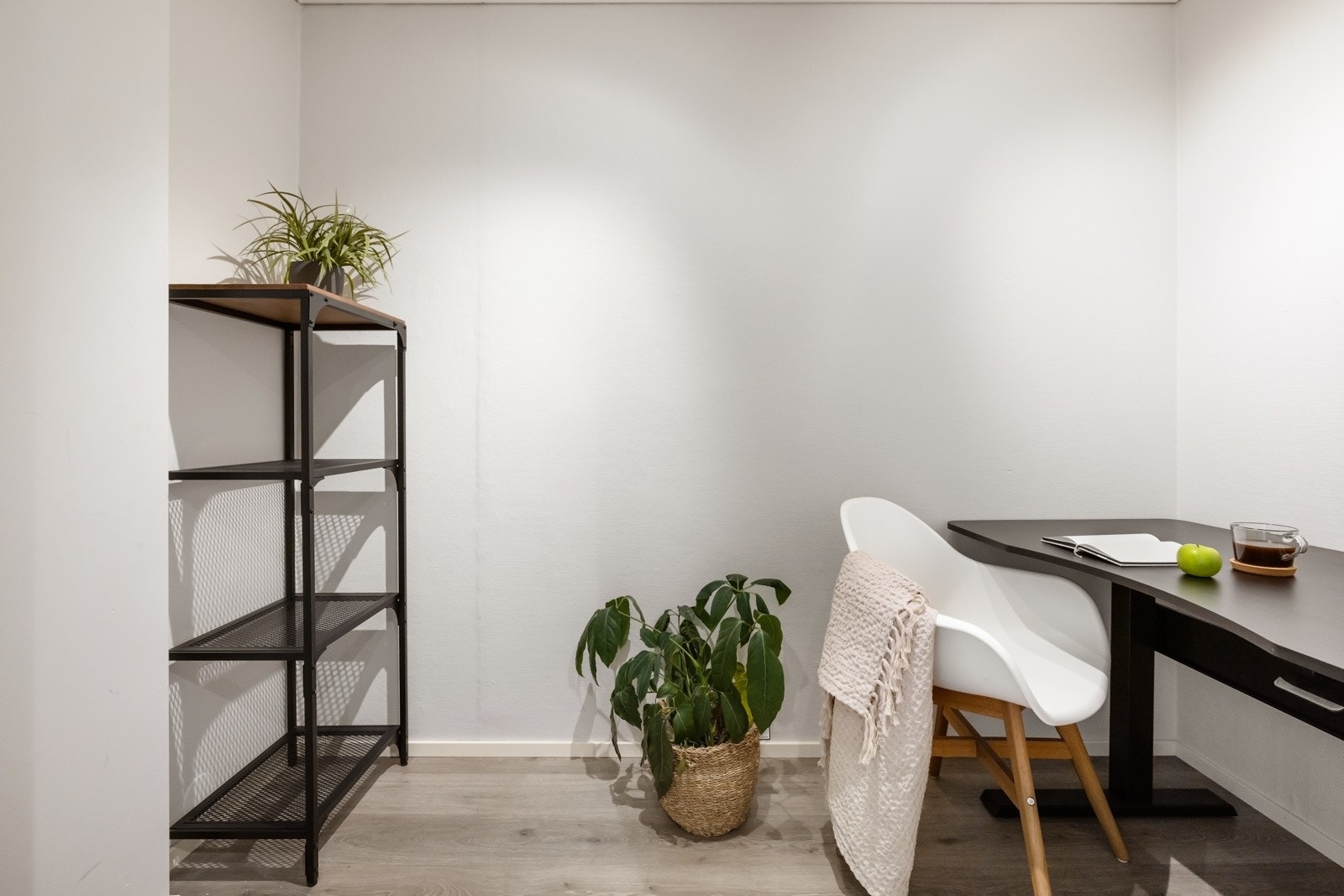 Leiligheten har en bod som har fungeret som både kontor og treningsrom Galleribilde