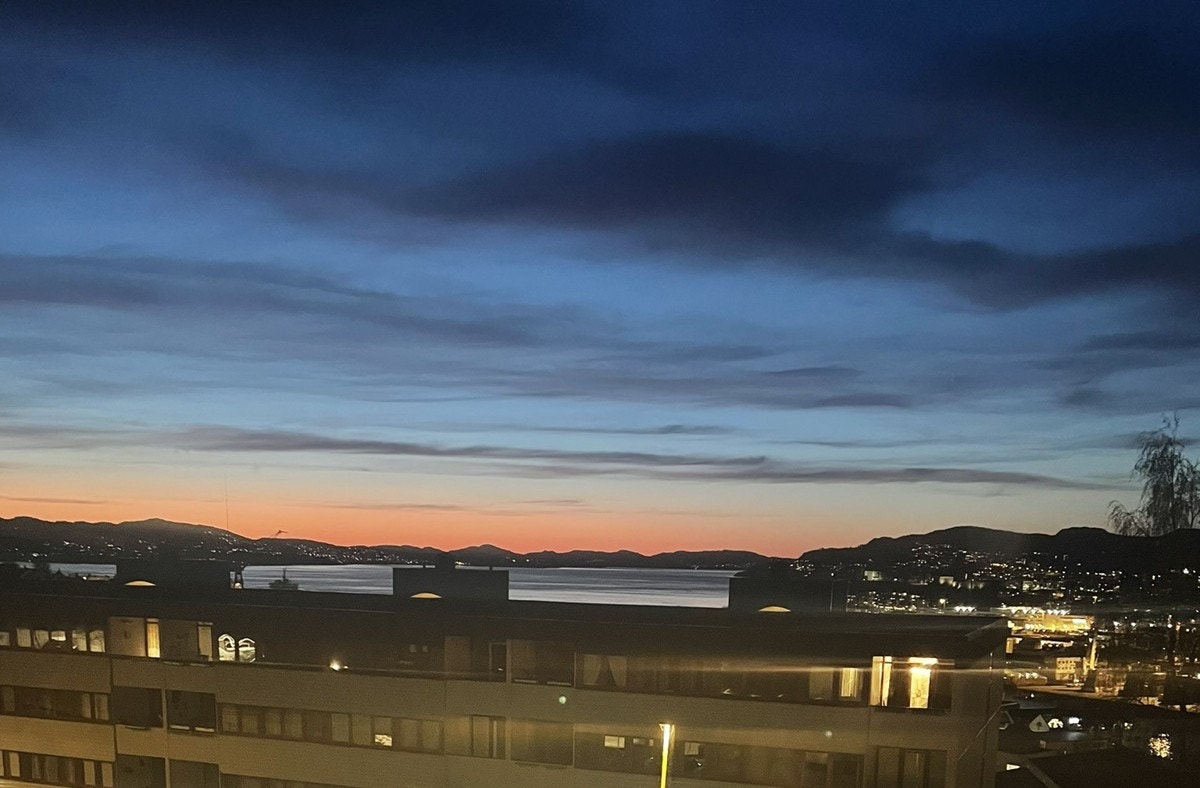 Her får du med deg nydelige solnedganger Galleribilde