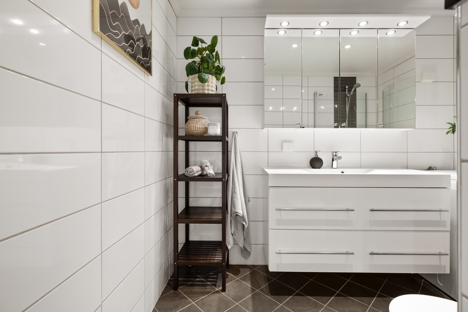 Helfliset bad med downlights og varmekabler Galleribilde