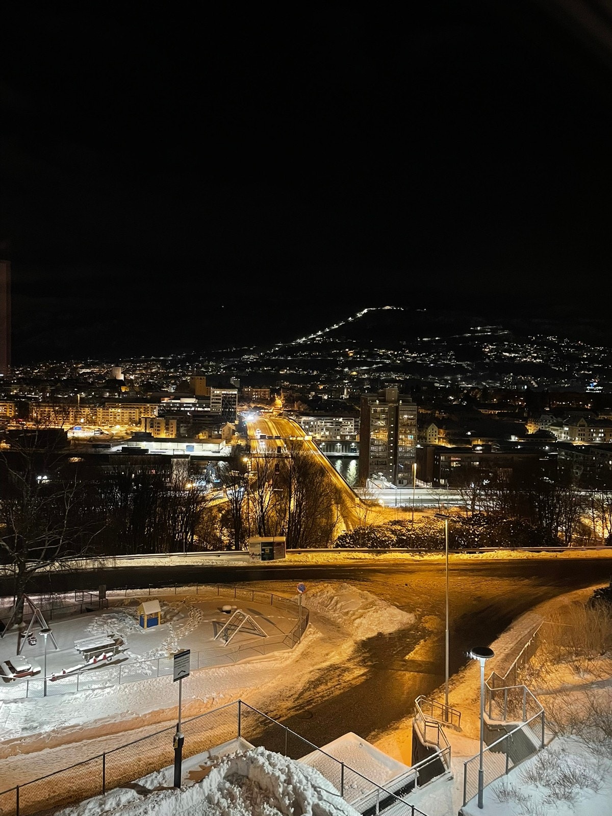 På kveldstid er det fint å se over byen og den fine belysningen Galleribilde