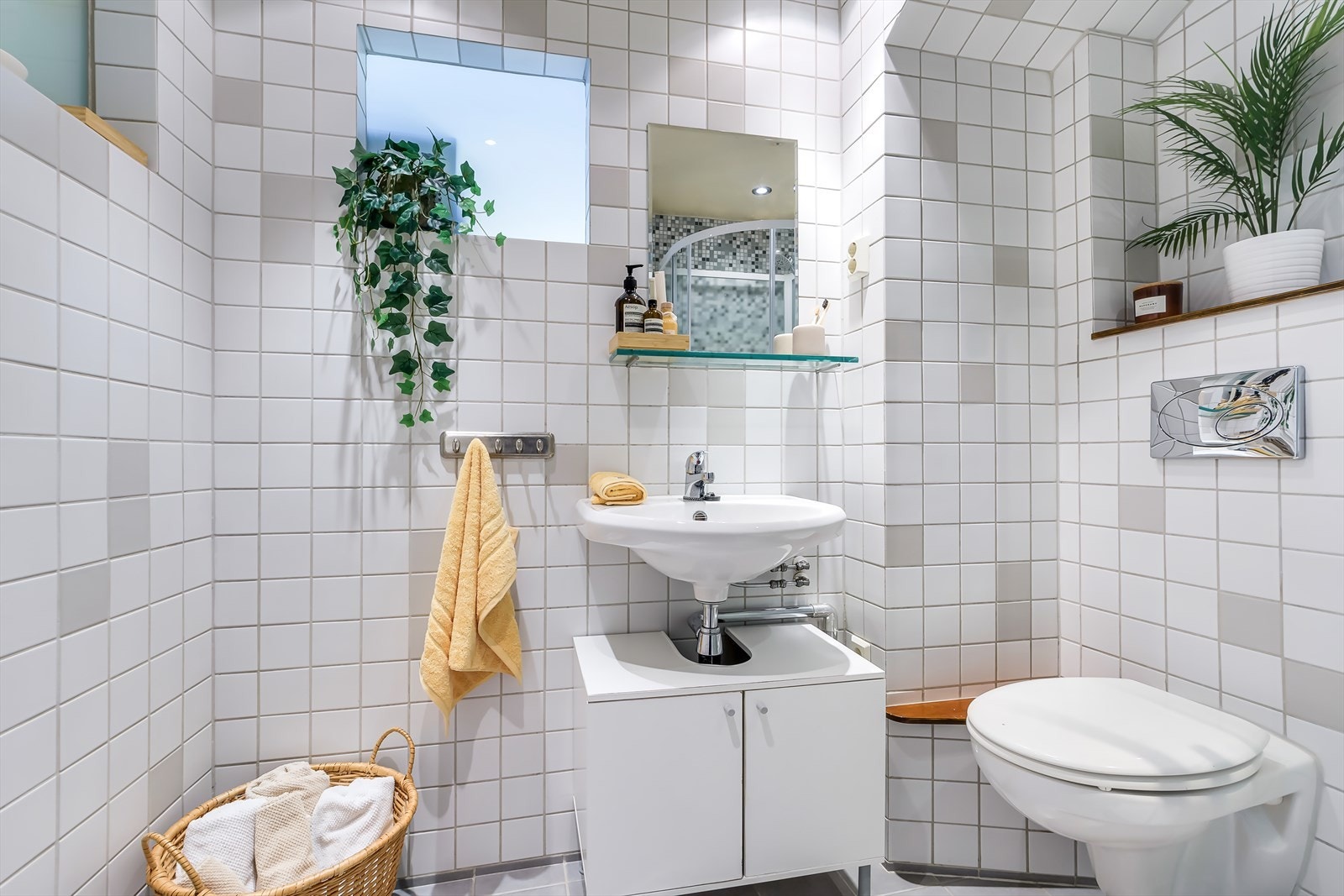 Tidløst flislagt bad med varmekabler i gulv. Galleribilde