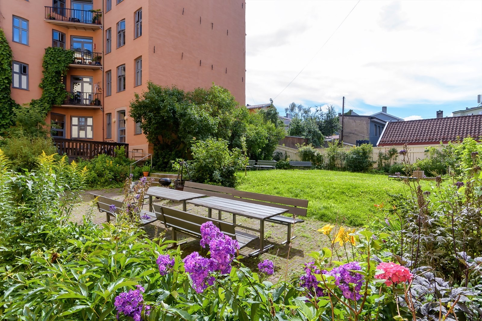 Fellesområdene er flott opparbeidet med plenarealer, beplantning og sittegrupper. Galleribilde