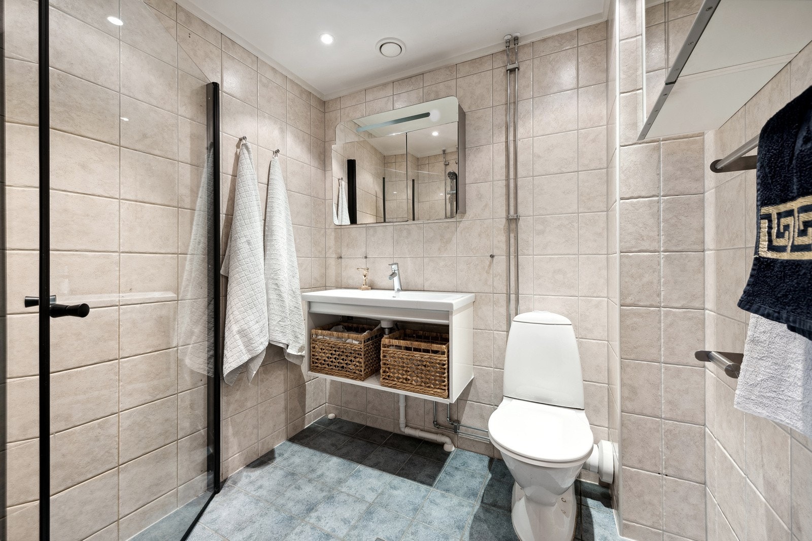 Flislagt bad rehabilitert i regi av boretstlaget i 2006 med varme i gulv. Badet har tidløse fliser både på gulv og vegger. Galleribilde