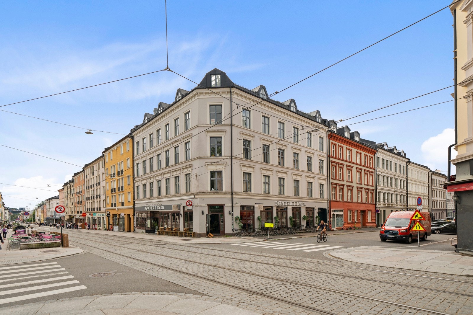 Leiligheten har fin beliggenhet i selve hjertet av Grünerløkka. Her finner man Grünerløkkas urbane bydelsliv rett ut hoveddøren med alt denne spennende bydelen kan by på av shopping, gastronomi, uteliv og all slags hygge. Galleribilde