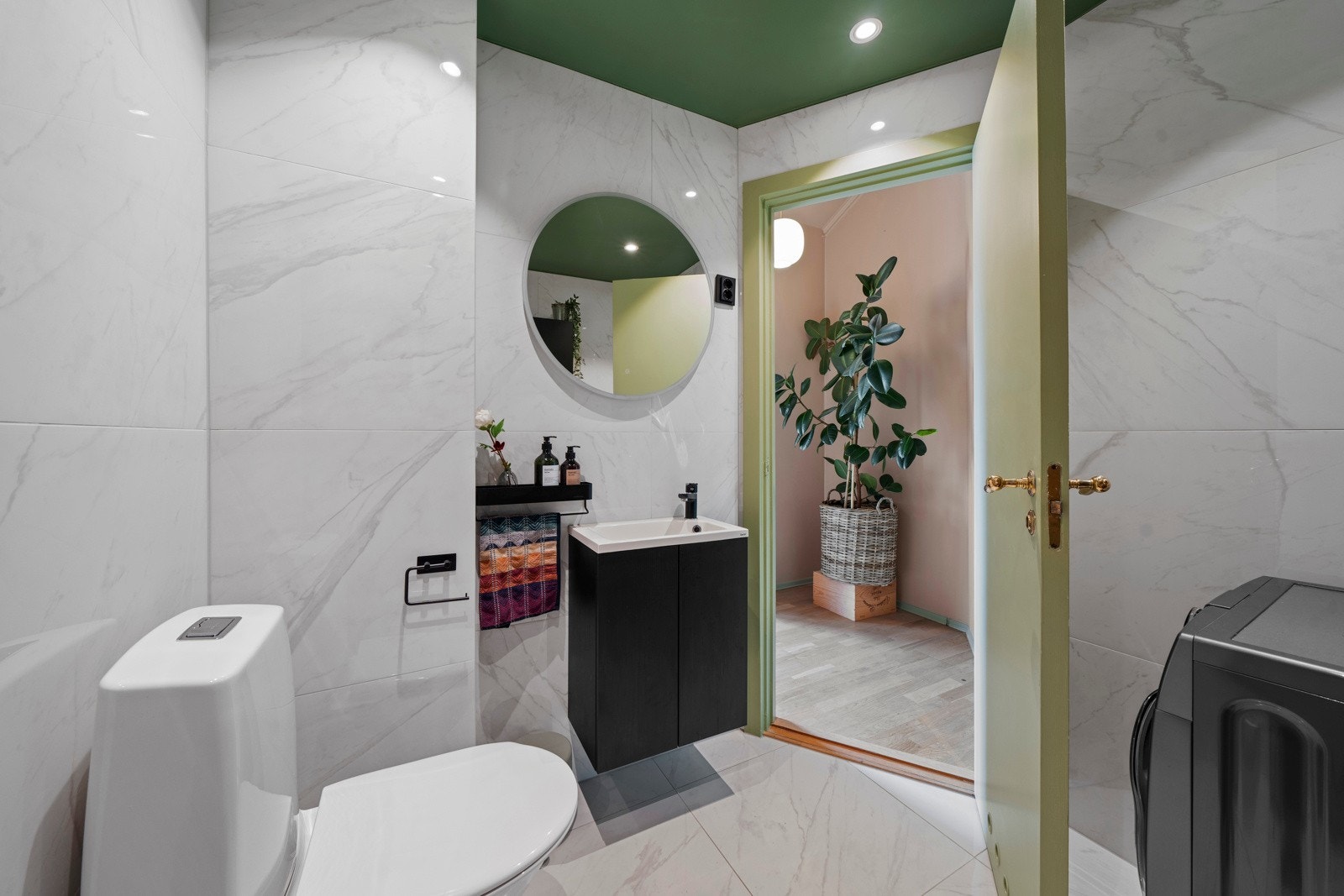 Det er praktisk opplegg for vaskemaskin på badet. Galleribilde