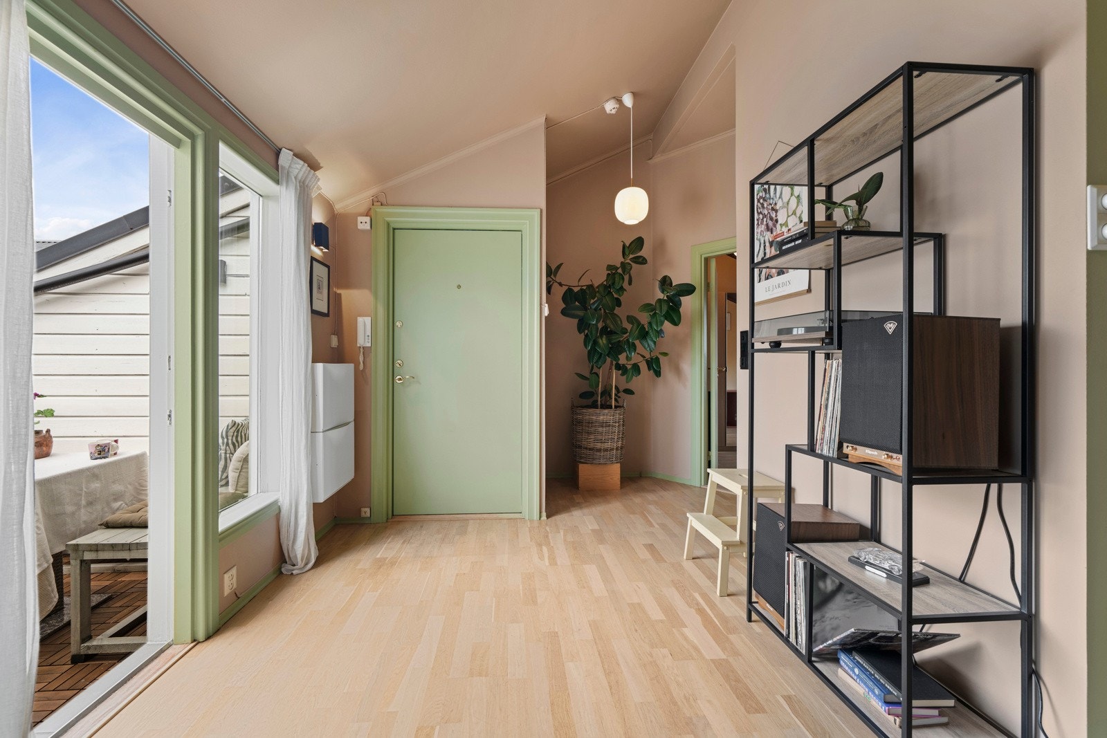 Det er gode kilder til oppvarming i boligen, med varmepumpe og panelovner. Det er også lagt parkett på gulv, noe som blant annet holder godt på varmen. Galleribilde