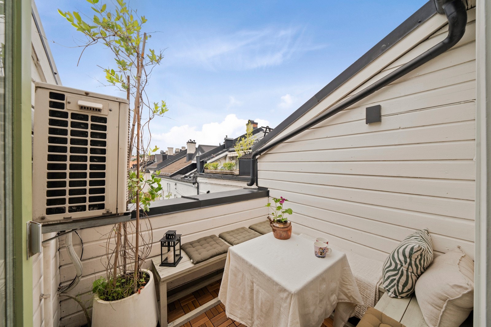 Fra stuen er det utgang til en hyggelig, vestvendt balkong på 4 kvm som byr på svært gode solforhold. Galleribilde