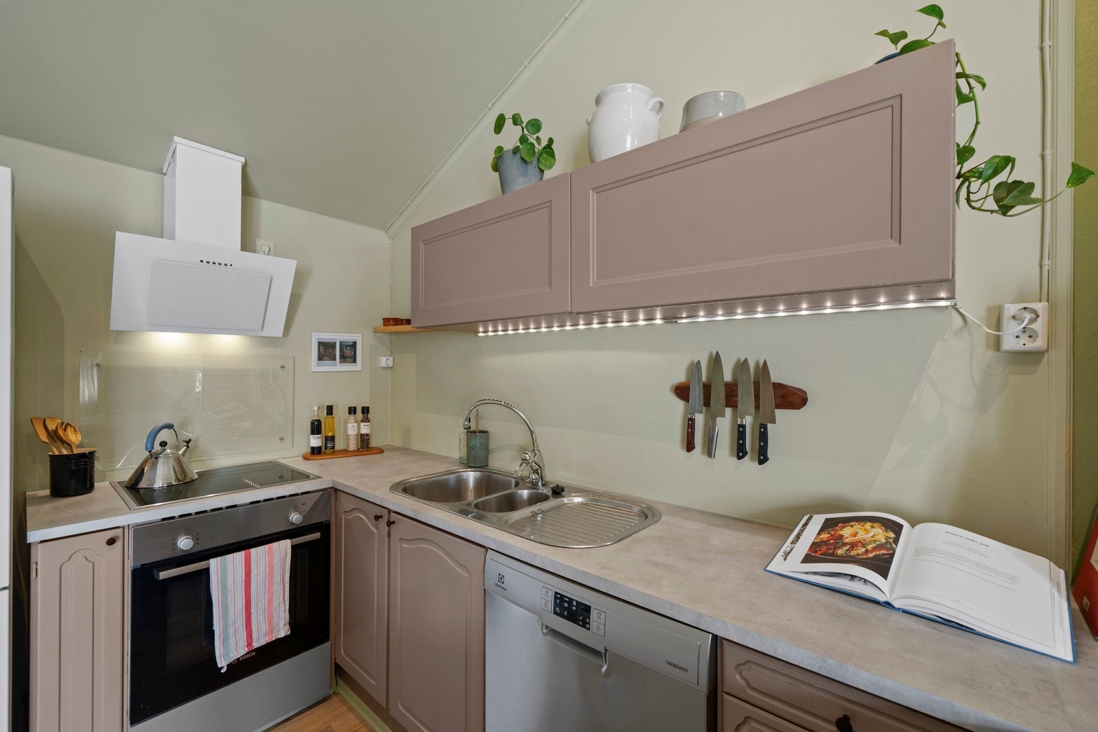 Her får man et flott kjøkken som tilbyr rikelig med skap- og benkeplass for matlaging samt. som du får praktiske oppbevarings muligheter av kjøkkenredskaper. Galleribilde