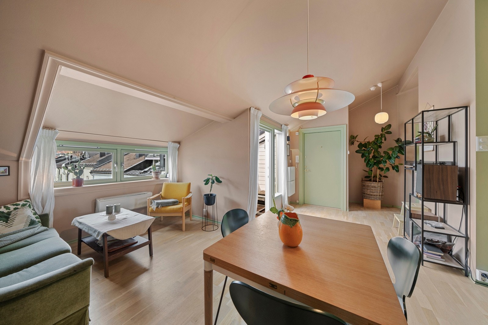 I stuen er det naturlige møbleringssoner for spisegruppe og stuemøblement. Galleribilde