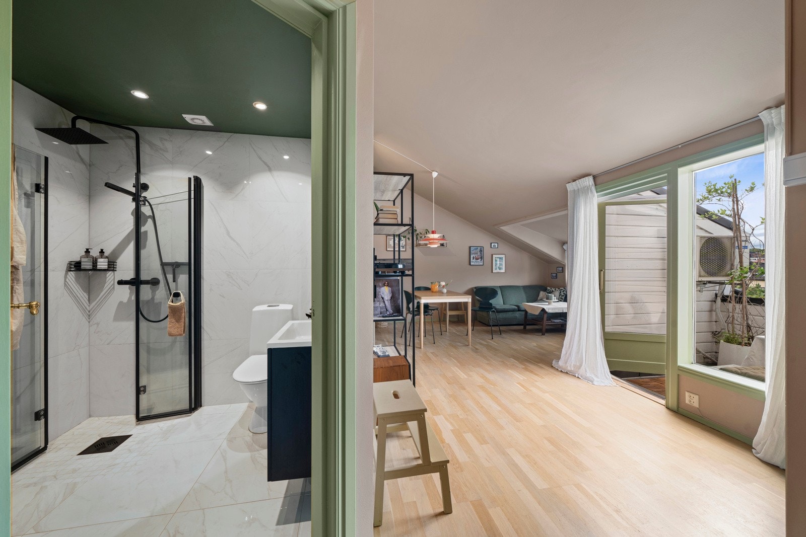 Badet ligger i tilknytning til soverom/stue. Galleribilde