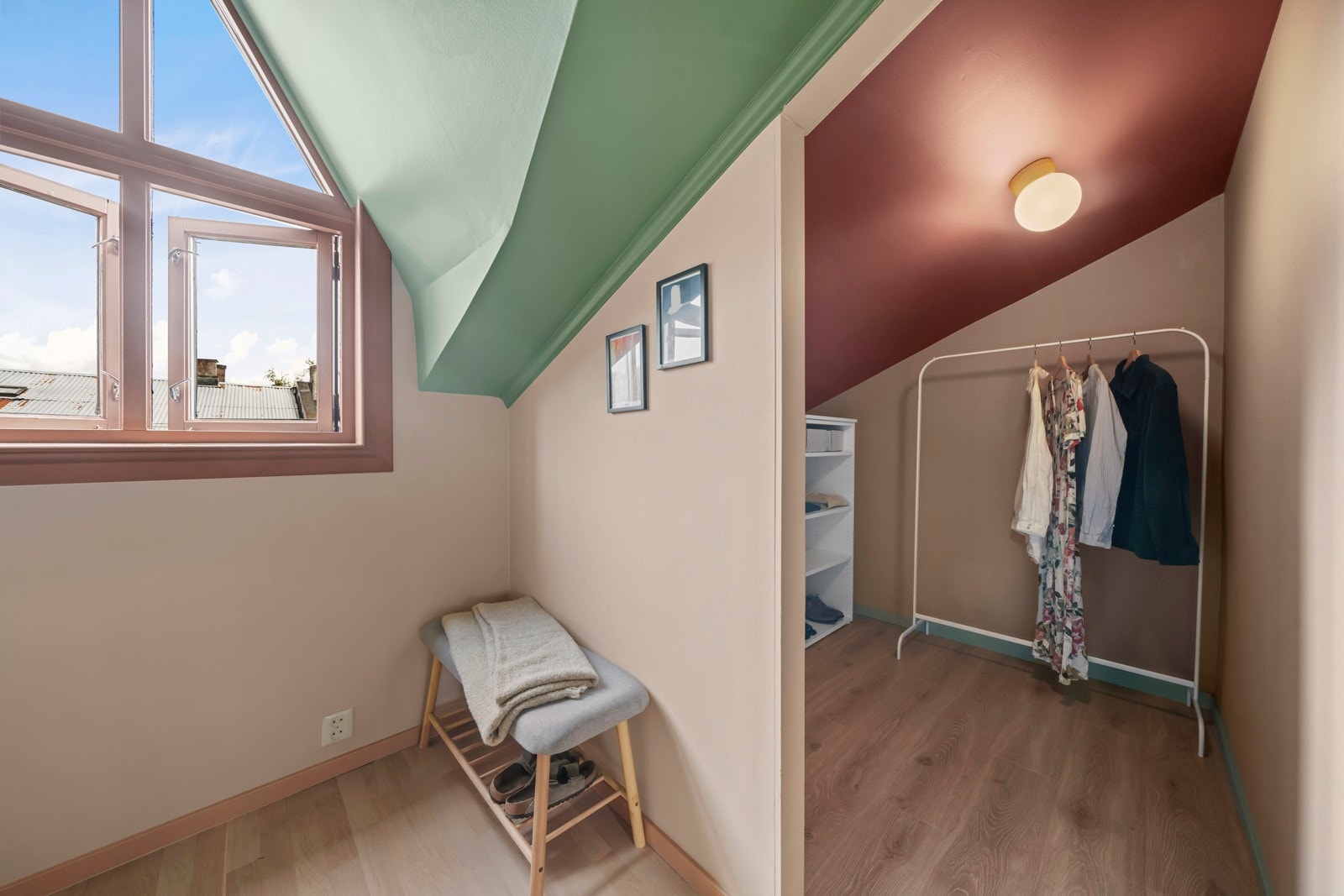 På hovedsoverommet er det også et omkledningsrom som byr på rikelig med plass til oppbevaring. Galleribilde