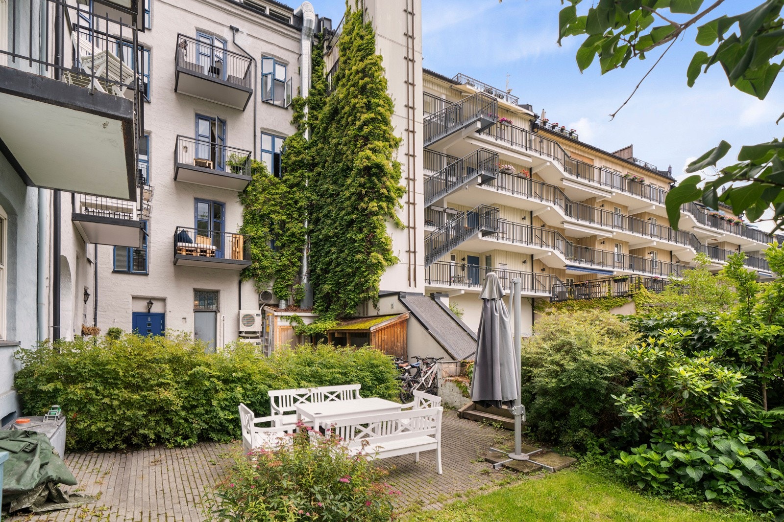 Sameiet byr på en hyggelig, solrik og usjenert bakgård med sykkelparkering. Galleribilde