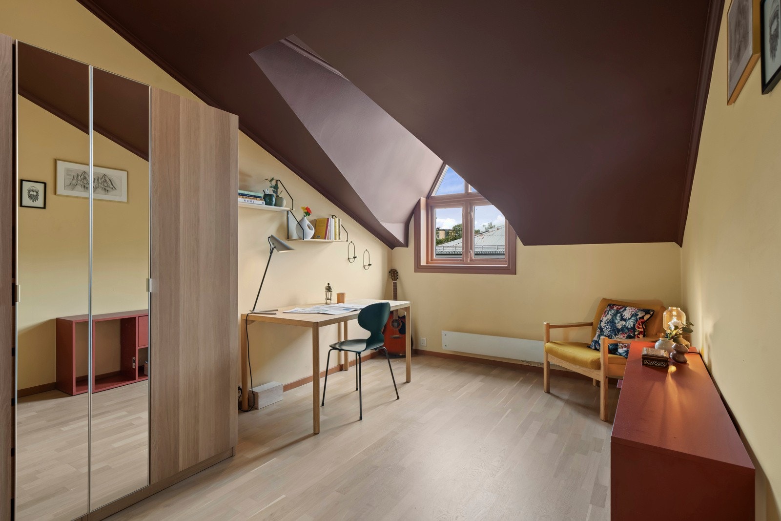 Soverom nr. 2 er også sjenerøs i størrelse med god plass til garderobeskap, seng og nattbod. Galleribilde