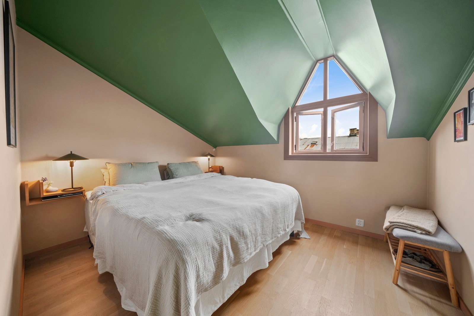 Leiligheten byr på to romslige soverom med plass til dobbeltseng og tilhørende møblement. Galleribilde