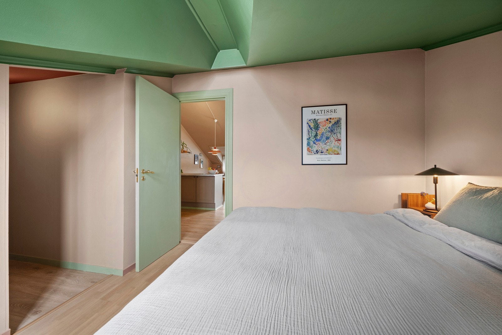 Her er gulvflatene belagt med parkett, mens overflatene er malt i en en moderne fargepallett. Galleribilde