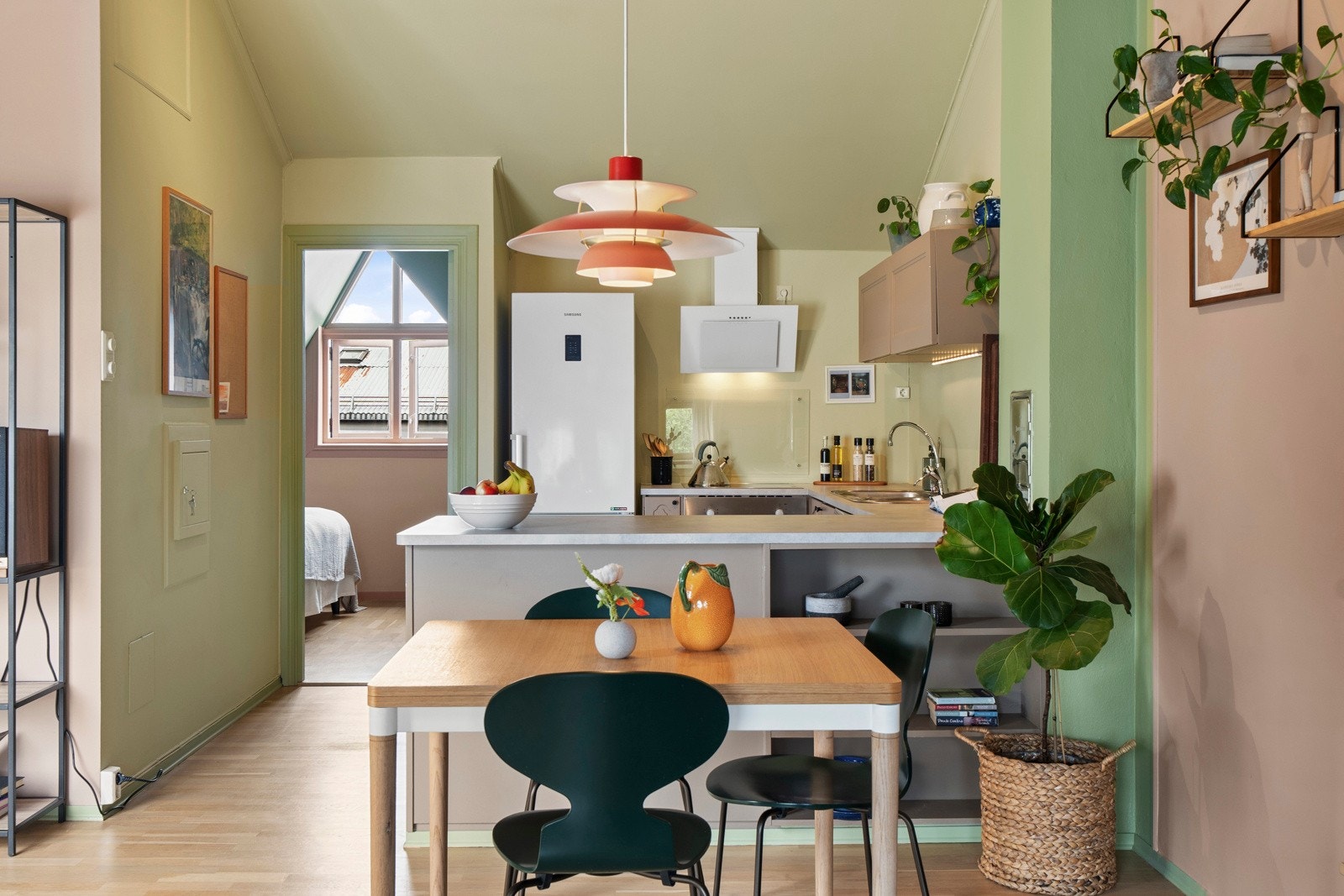 I tilknytning til kjøkkenet er det plass til en spisegruppe. Galleribilde