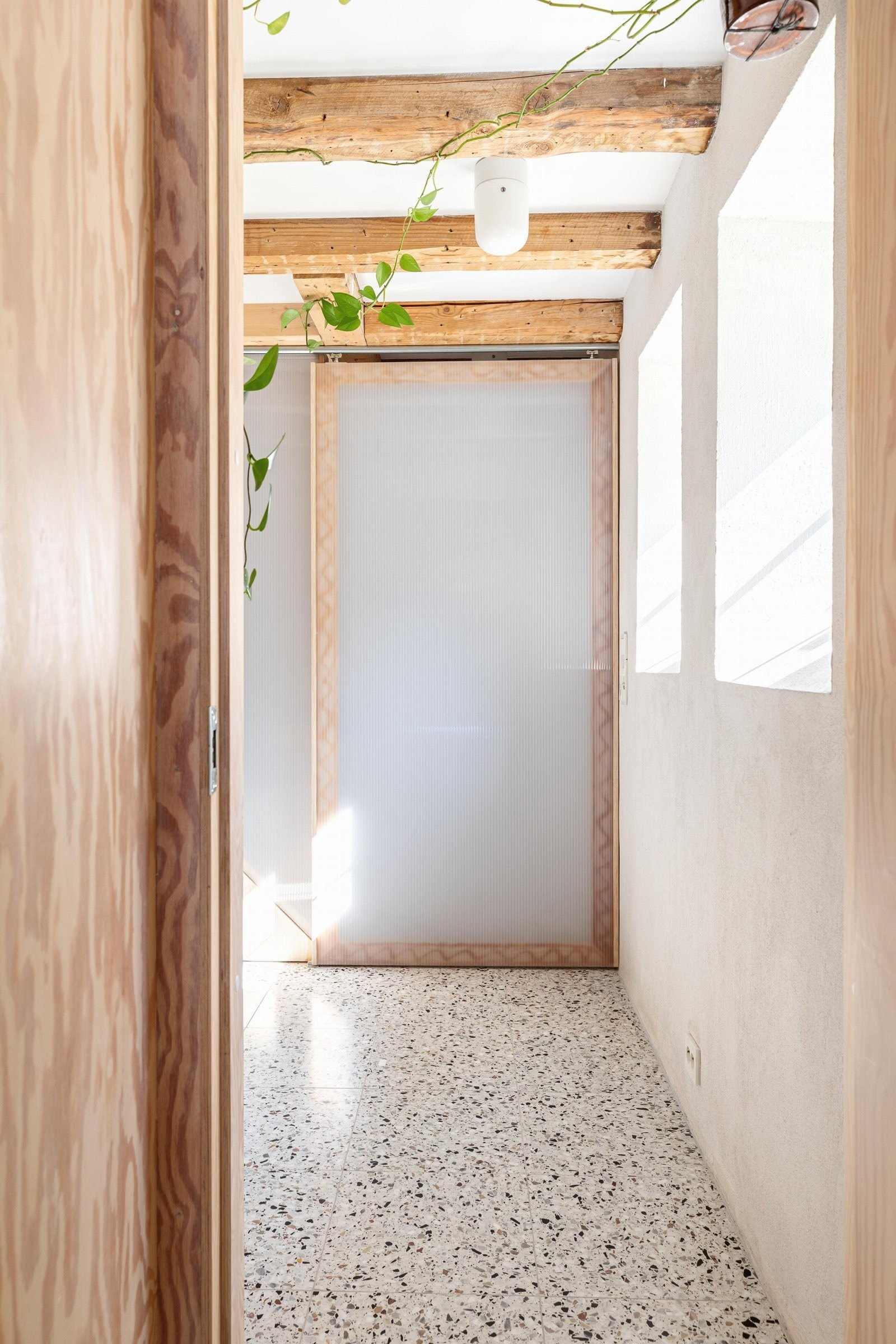 Underetasjen har flere smarte, plassbesparende løsninger. Underetasjen har Italienske terrazzofliser med varmekabler. Galleribilde