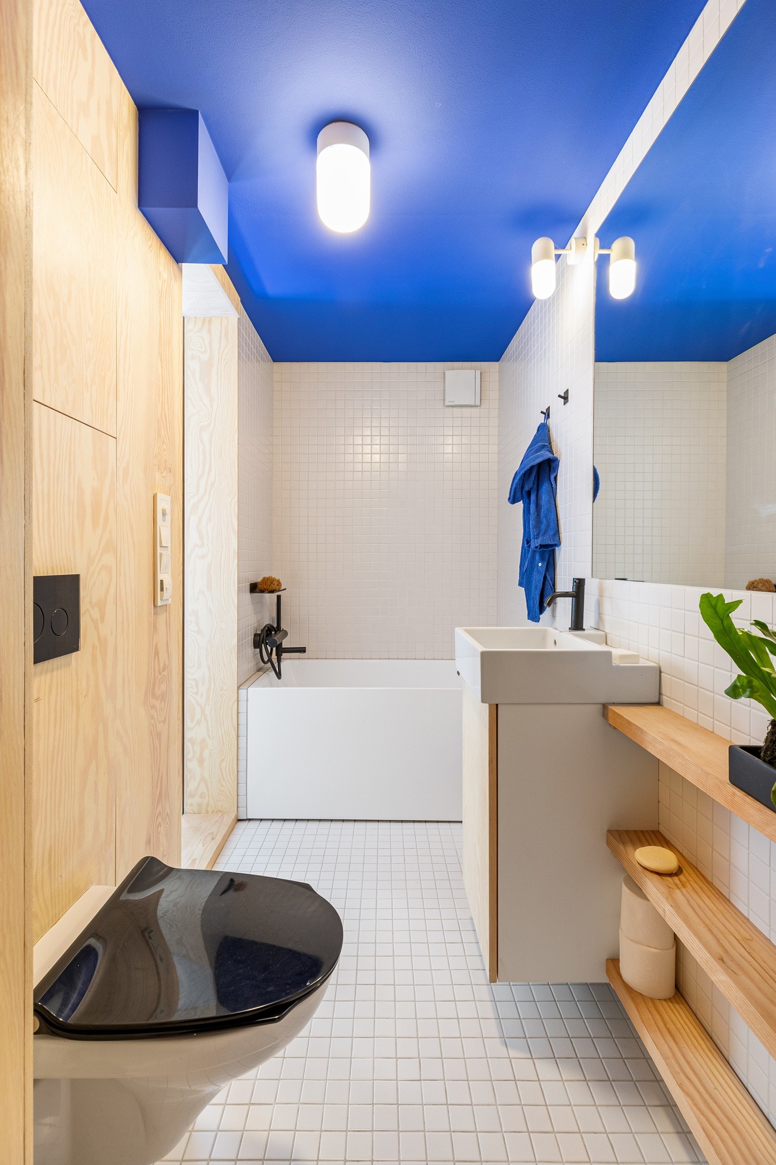 En-suite baderom, flislagt med noe furupanel på veggene. Det er montert en elektrisk avtrekksvifte. Galleribilde