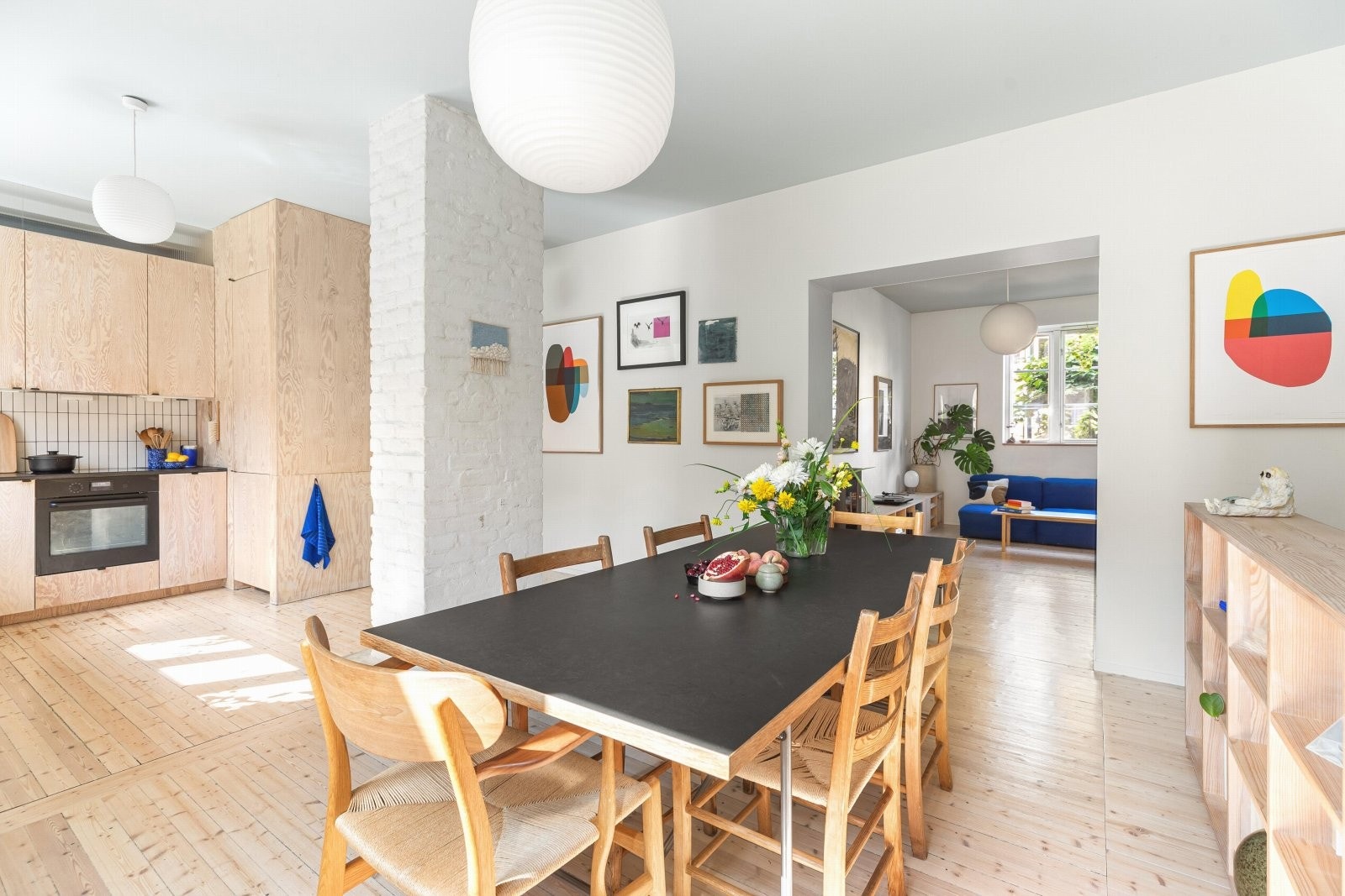 Det er en rød tråd i oppussingen, det er spesielt fokusert på å plassbygge mange løsninger for å frigjøre mye gulvplass, så boligen oppleves som romslig. Galleribilde