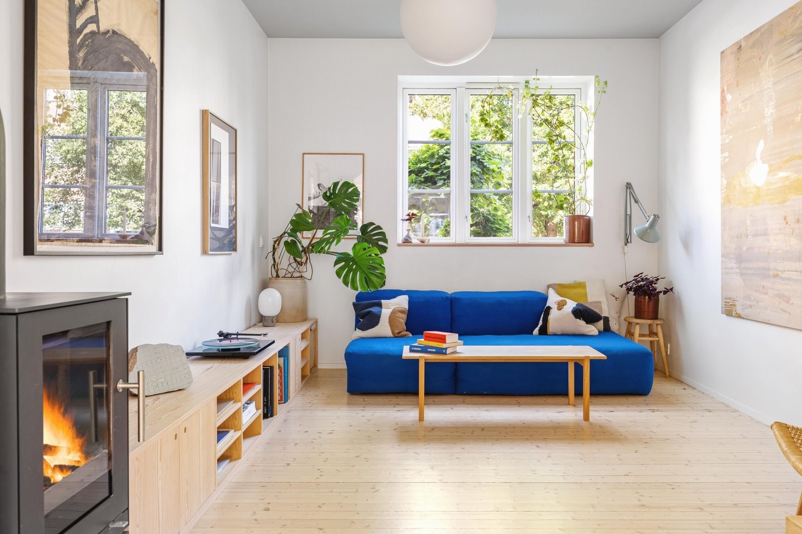 Boligen er stor, lys og gjennomgående, med mye utsyn og lite innsyn. Galleribilde