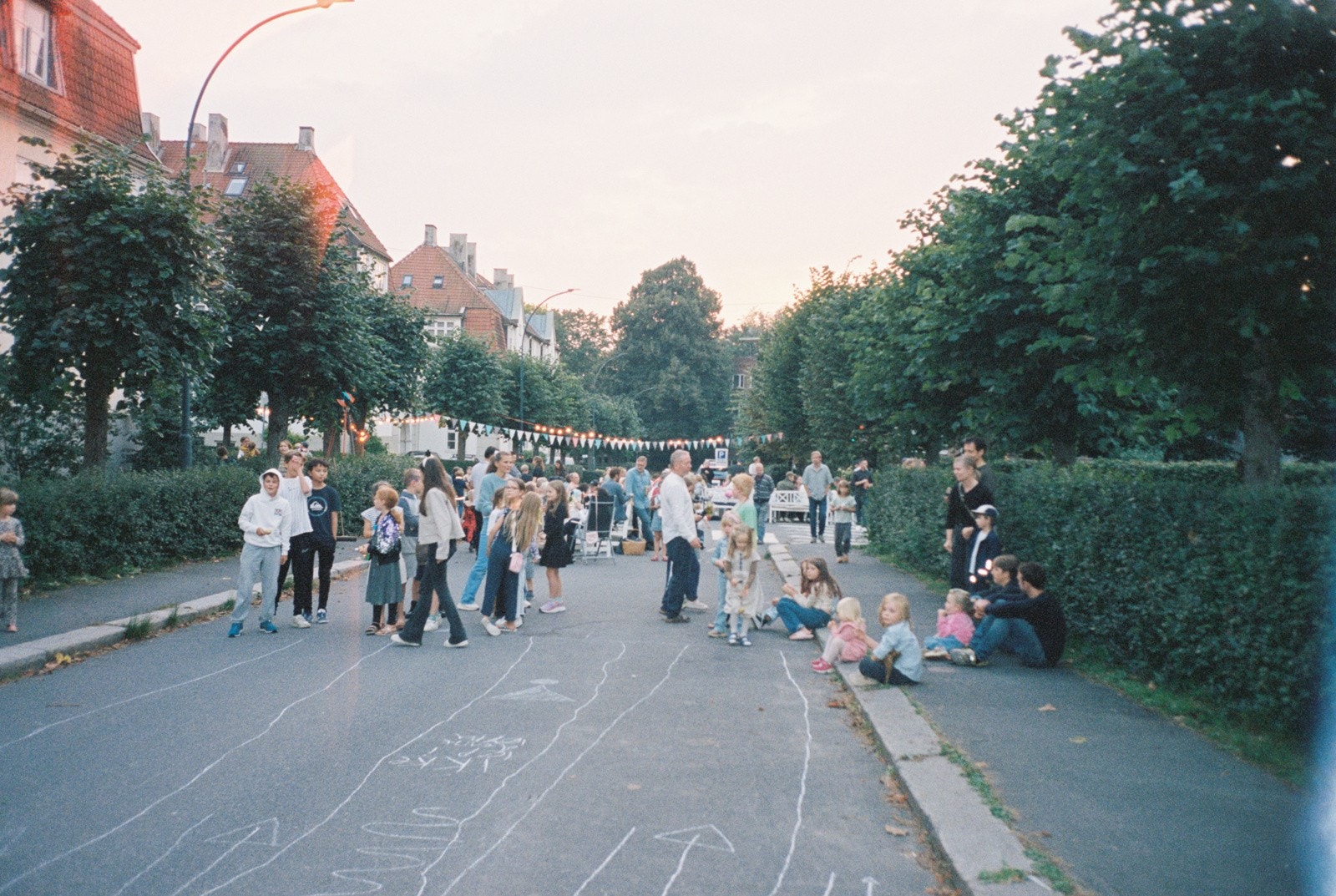 Selgers ord: Vi har aldri opplevd så tett og godt naboskap som mellom de fem kvartalene som utgjør hagebyen, med gatefester, nabolagskor, konserter og markeder. Galleribilde