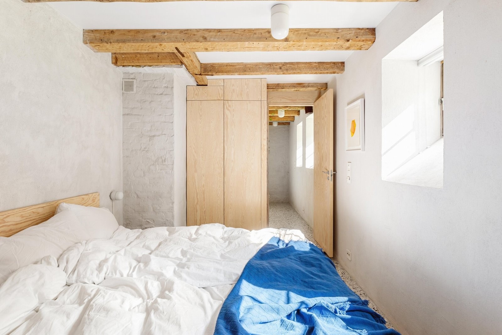 Rommet byr også på et møbelsnekret garderobeskap. Galleribilde