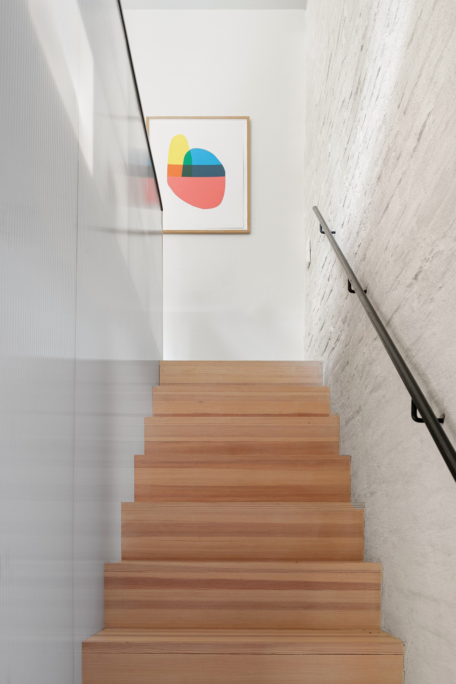 Plassbygget trapp i kvistfri furu og spesiallaget håndløper i svartstål. Galleribilde