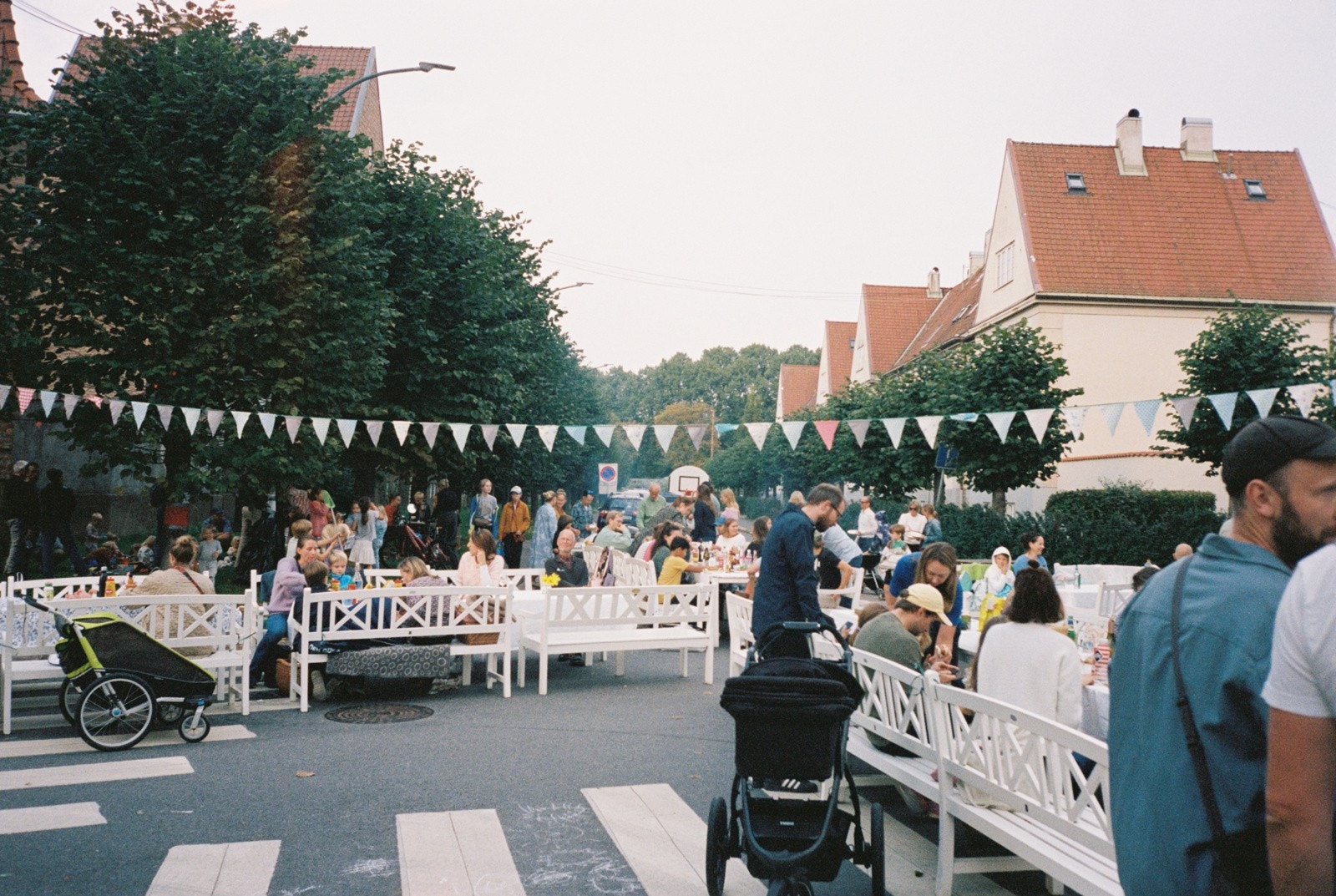 Selgers bilde fra en av de lokale gatefesten som avholdes i nabolaget. Galleribilde