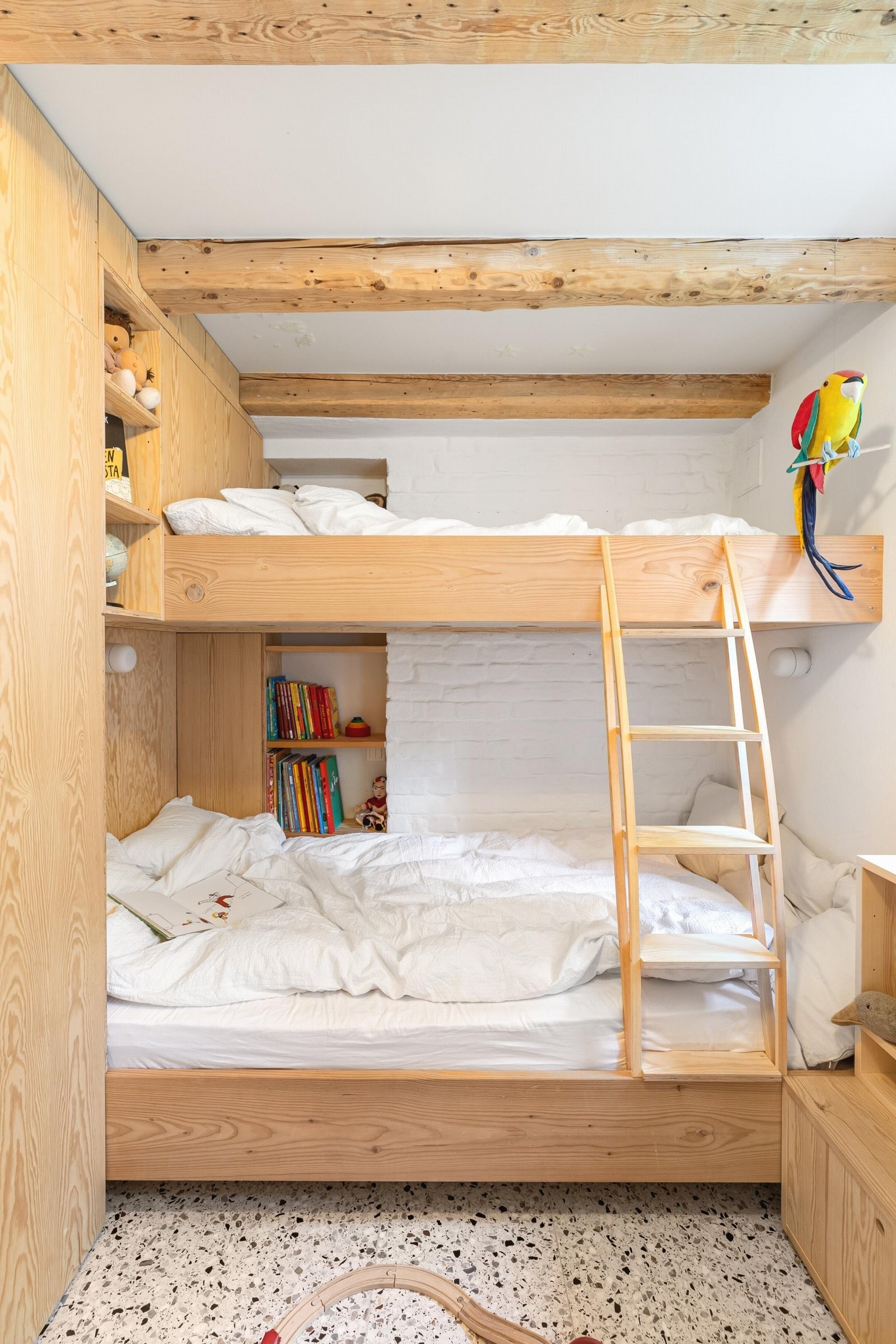 Rommet har en plassbygd køyeseng med flere smarte løsninger for oppbevaring. Galleribilde