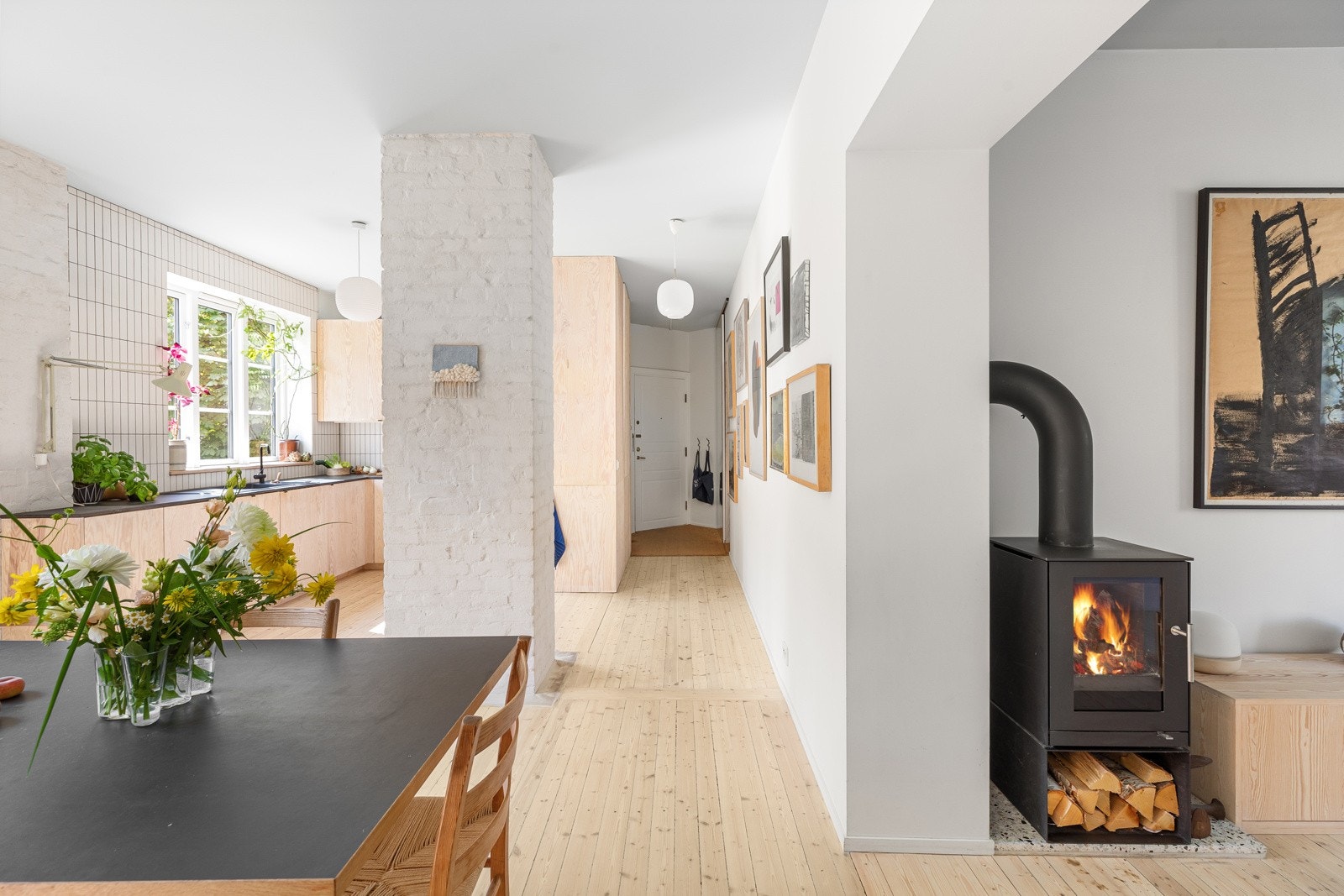 Selger forteller: Selve leiligheten har vi som arkitekter tegnet selv, og pusset opp med kjærlighet. Her har det vært utelukkende godt å bo. Galleribilde