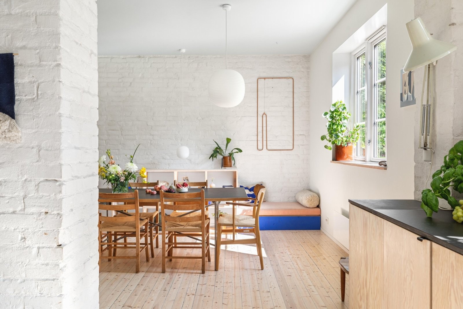 Store deler av leilighetens materialer består av pusset mur, furufinér, heltre og rillet glass. Dette er bestandige og tidløse materialer som det er godt å leve med. Galleribilde