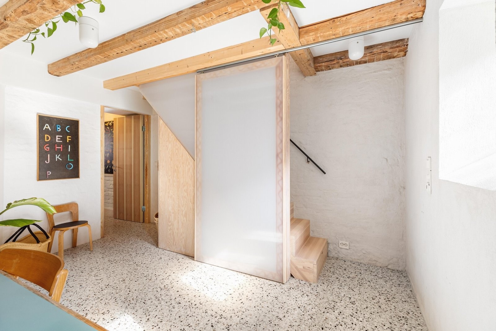 I likhet med 1. etasje så er også underetasjen gjennomgående. Underetasjen er uvanlig lys, med seks vinduer som får direkte sollys. Galleribilde