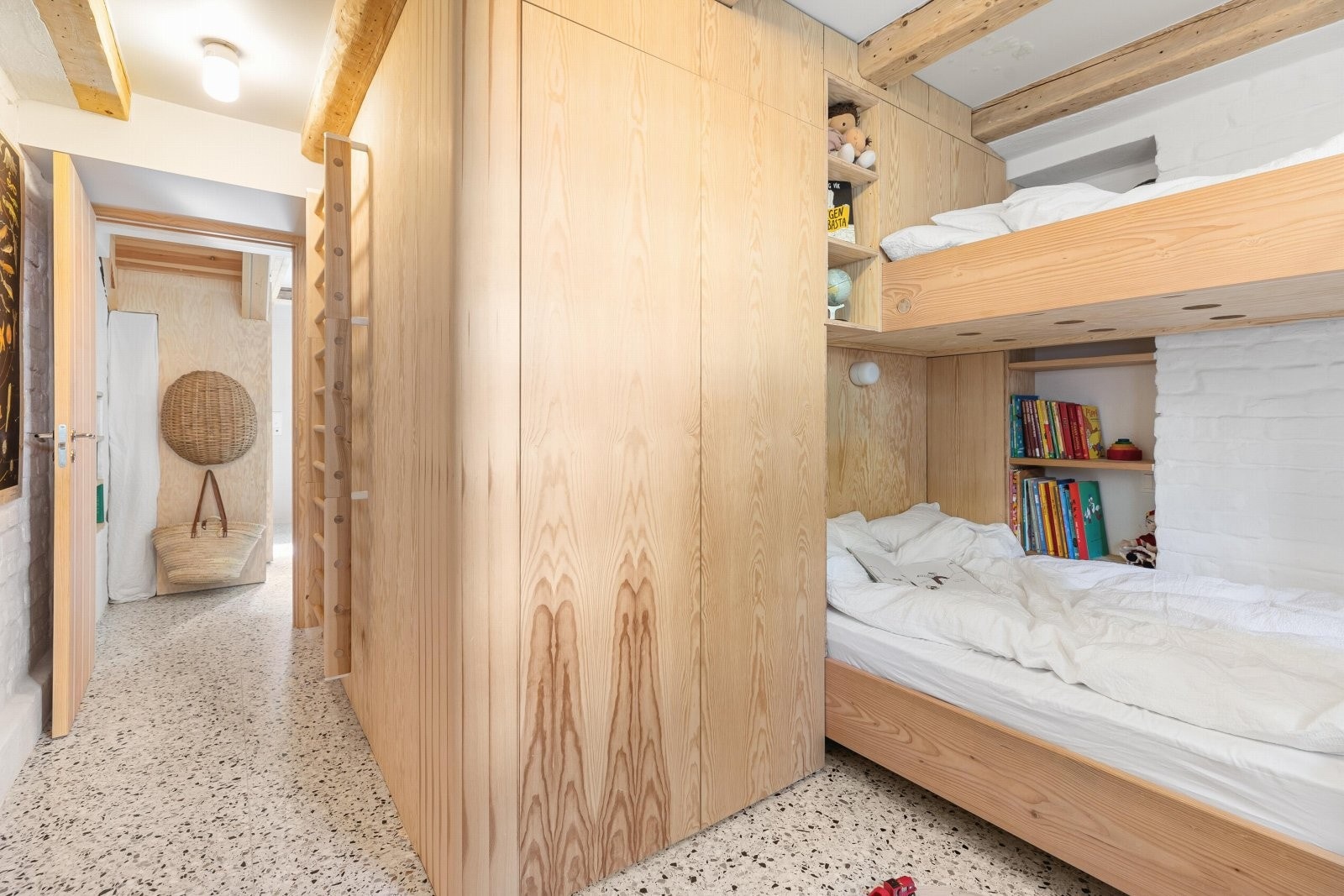 Soverom II er i likhet med hovedsoverommet svalt og rolig. Rommet inneholder flere plassbygde løsninger for optimal romutnyttelse. Galleribilde