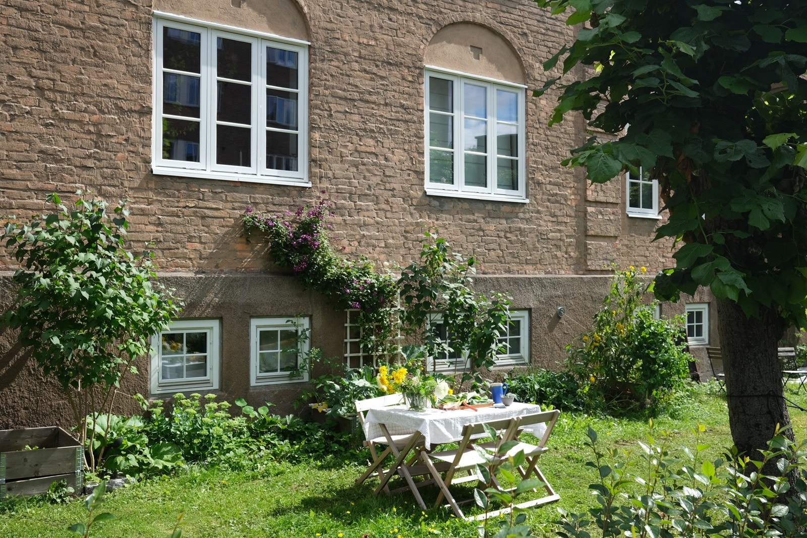 Selgers ord: Utenfor eget stuevindu har vi etablert en liten uteplass i forhagen, med plantebed, dyrkekasser, hengekøye og spiseplass. Her er det nydelig ettermiddagssol, og mulighet for å trekke seg tilbake med grønne fingre. Galleribilde