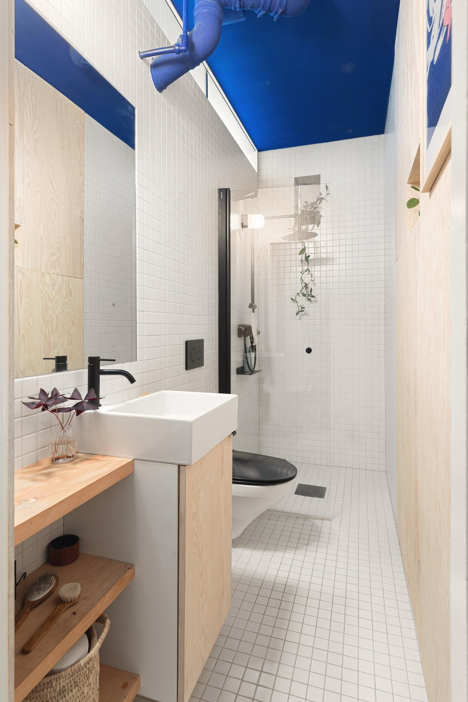 Badet består av varmekabler, flere plassbygde skap, servantskap med underskap og speil over, vegghengt toalett og dusjhjørne med regnfall. Galleribilde