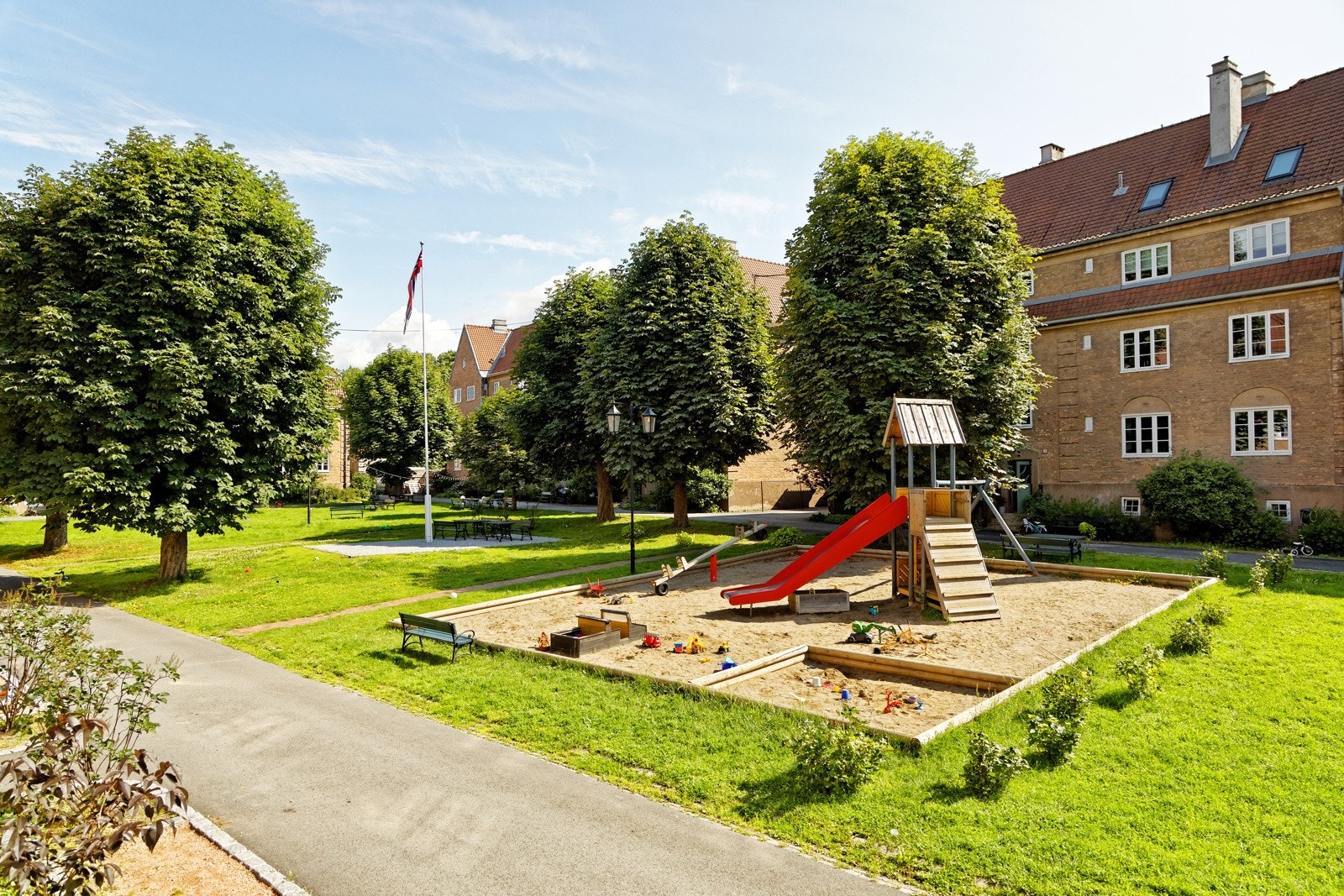 Gjennom det store vinduet over vasken på kjøkkenet har du dette utsynet, og kan følge med på at barna leker, mens du lager mat. Galleribilde