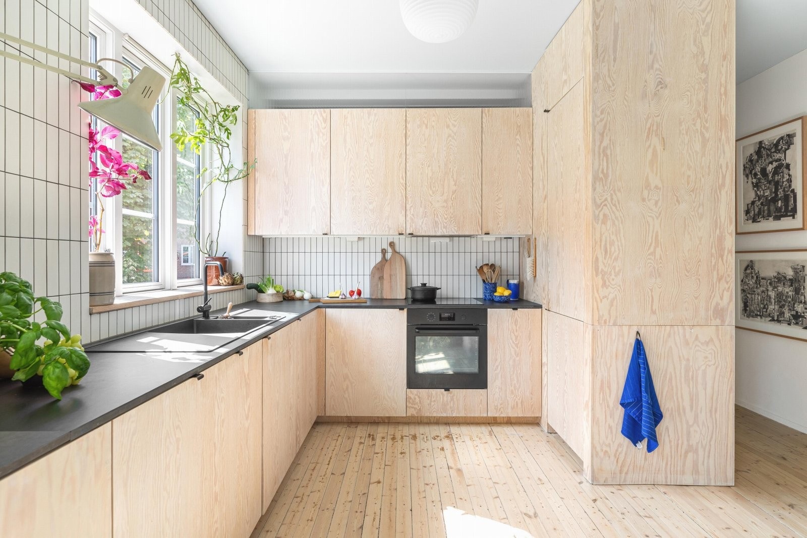 Elegant kjøkken i furufiner som er spesialtilpasset boligen og gjennomført med høy kvalitet. Kjøkkenbenk av Valchromat med Forbo møbellinoleum. Galleribilde