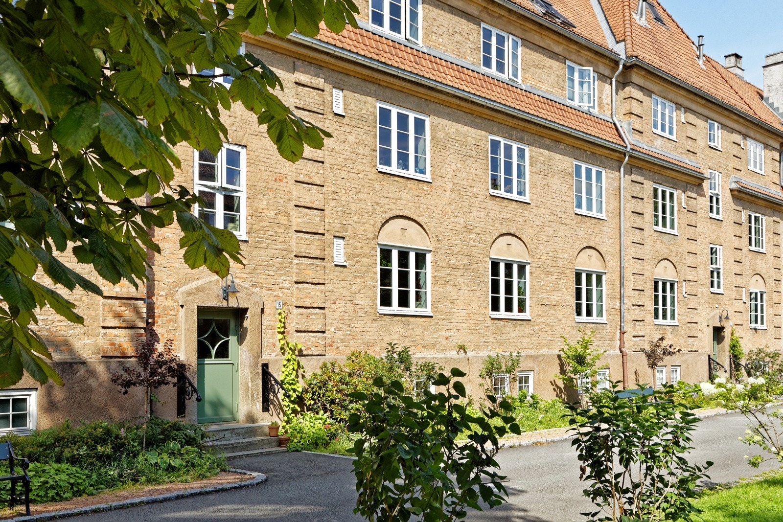 Boligen er plassert i populære Lindern Hageby, kjent for sine idylliske og barnevennlige omgivelser. Galleribilde