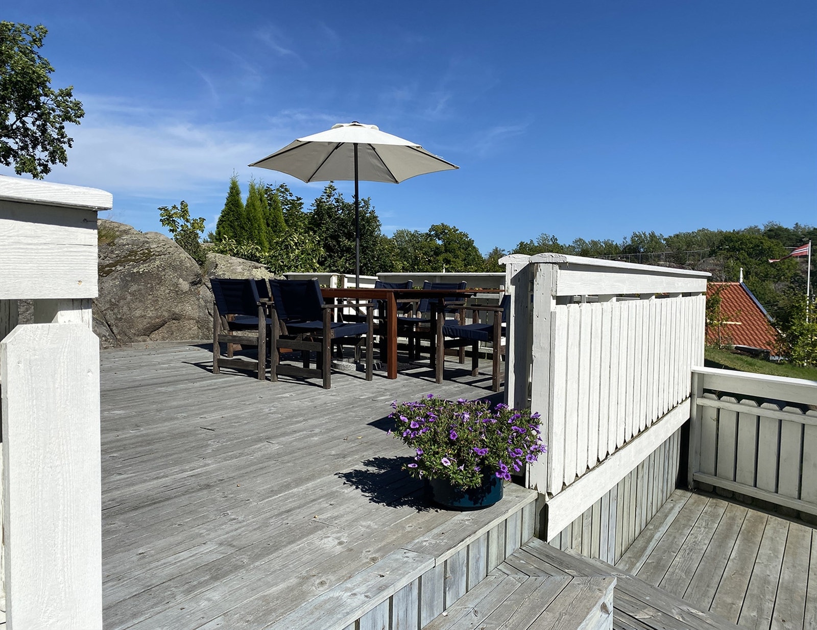 Deilig terrasse med høy og fri beliggenhet Galleribilde