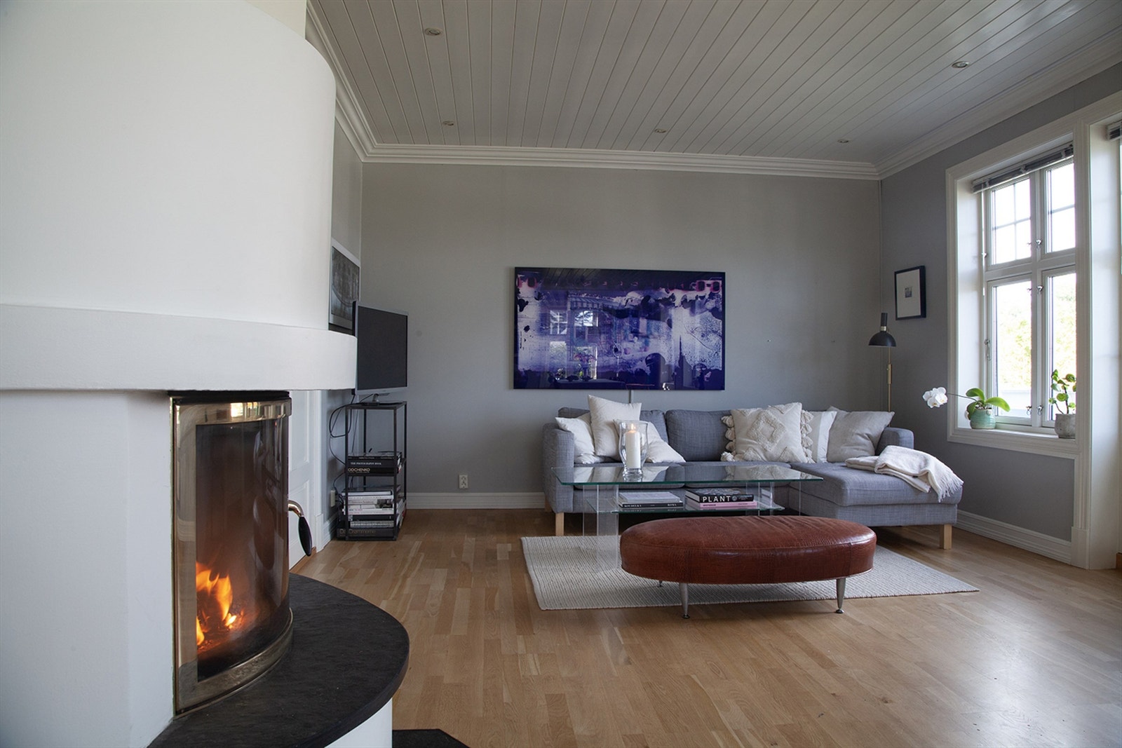 Stue med peis og varmepumpe Galleribilde