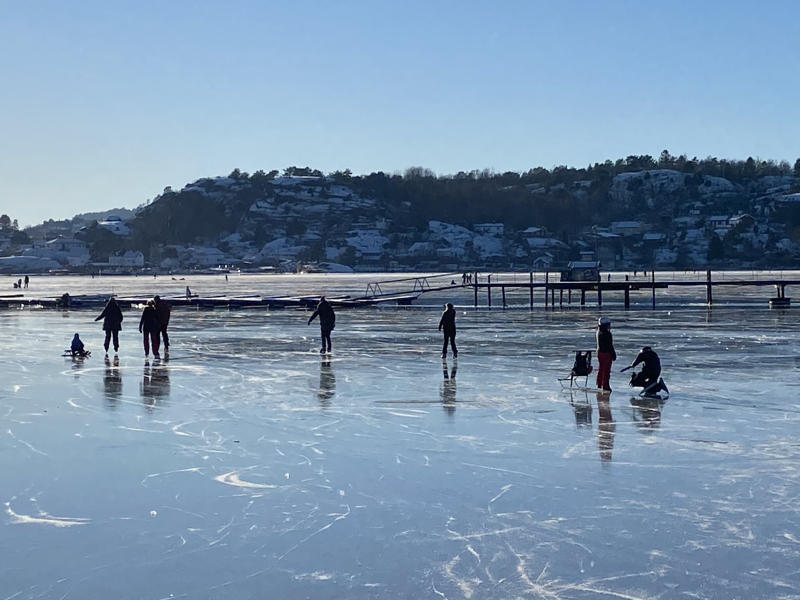 Fra huset er det fjordutsikt, kort vei til nydelige badestrender og padleklubb på Granholmen Camping. Buss stopp nedenfor huset med direkte forbindelse til Larvik og Stavern eller Tønsberg i motsatt retning Galleribilde